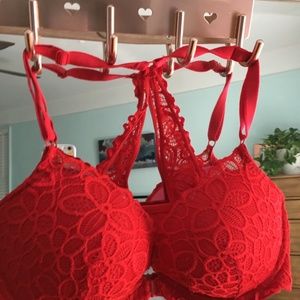2 Victorias Secret Bras